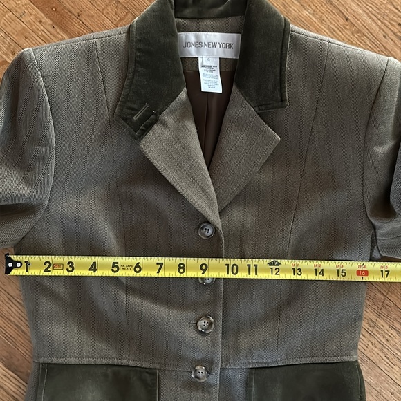 Jones New York tan blazer with brown velvet contrast  collar - Picture 5 of 7